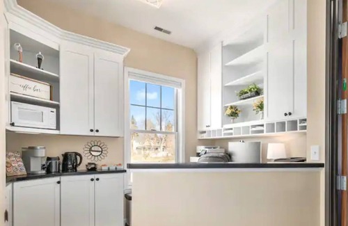 Milford Condominio | Airy Penthouse Loft on Main St. w/Massage Chair