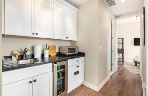 Milford Condominio | Airy Penthouse Loft on Main St. w/Massage Chair