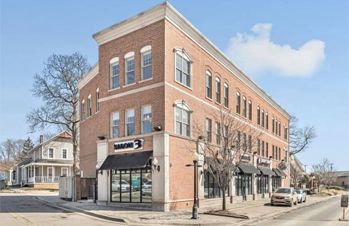 Milford Condominio | Airy Penthouse Loft on Main St. w/Massage Chair