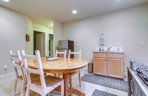 Greenwood Apartamento | Airy Seattle Apartment ~ 7 Mi to Downtown!