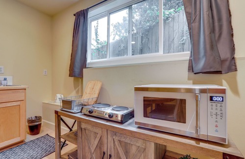 Greenwood Apartamento | Airy Seattle Apartment ~ 7 Mi to Downtown!