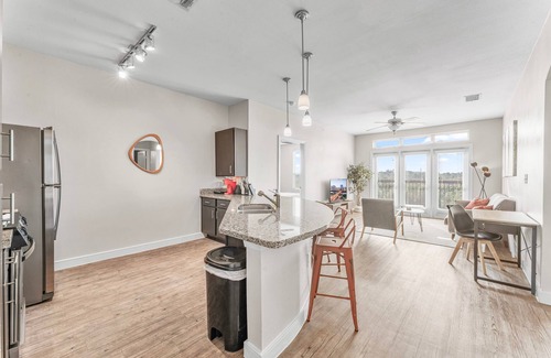 South Congress Apartamento | Airy Soco 2BR King Suite w Gympickleballlaundry