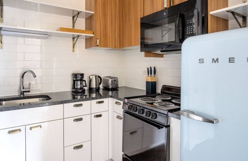 Uptown Apartamento | Airy Uptown 1BR w/ Fire Pits & Indoor Pool, nr Beach, by Blueground