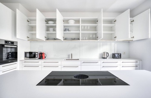 Vorstadte Apartamento | Airy Vorstädte 3.5 Room w/ W/D & Storage, 2 min to Market, by Blueground