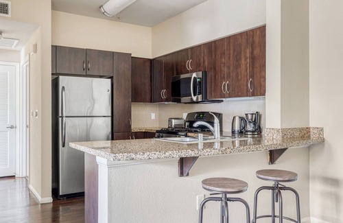 Warner Center Apartamento | Airy Woodland Hills 1BR w/ Pool & Gym, near Warner Center, by Blueground