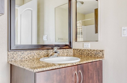 Warner Center Apartamento | Airy Woodland Hills 1BR w/ Pool & Gym, near Warner Center, by Blueground