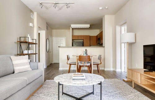 Warner Center Apartamento | Airy Woodland Hills 2BR w/ Gym & Pool, near Westfield Mall, by Blueground
