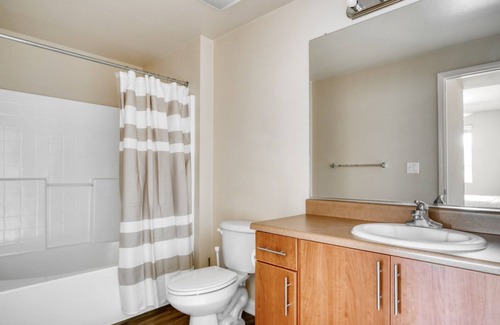 Warner Center Apartamento | Airy Woodland Hills 2BR w/ Gym & Pool, near Westfield Mall, by Blueground