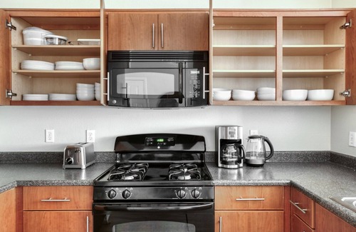 Warner Center Apartamento | Airy Woodland Hills 2BR w/ Gym & Pool, near Westfield Mall, by Blueground