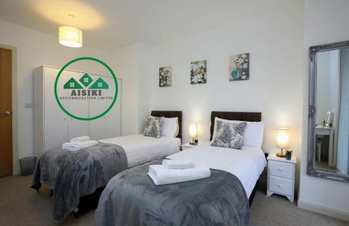 Brent Apartamento | Aisiki Stays Apartments at Queensbury, Ground Floor, 2-Bedroom & 2-Bathroom, King or Twin Beds with Front Porch, with Free Wi-Fi & Parking Space
