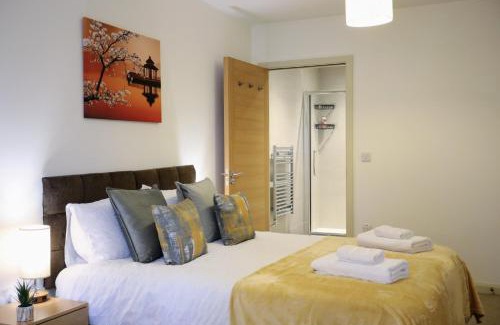 Brent Apartamento | Aisiki Stays Apartments at Queensbury, Ground Floor, 2-Bedroom & 2-Bathroom, King or Twin Beds with Front Porch, with Free Wi-Fi & Parking Space