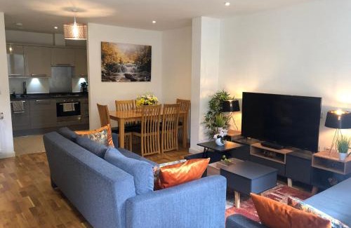 Brent Apartamento | Aisiki Stays Apartments at Queensbury, Ground Floor, 2-Bedroom & 2-Bathroom, King or Twin Beds with Front Porch, with Free Wi-Fi & Parking Space