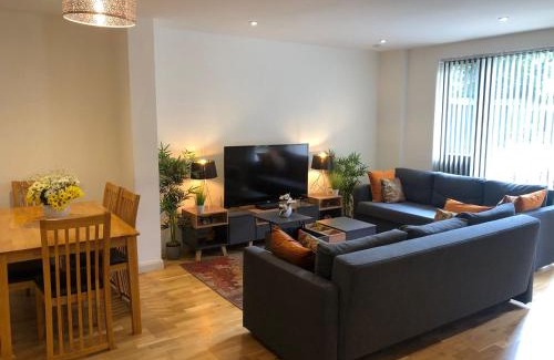 Brent Apartamento | Aisiki Stays Apartments at Queensbury, Ground Floor, 2-Bedroom & 2-Bathroom, King or Twin Beds with Front Porch, with Free Wi-Fi & Parking Space