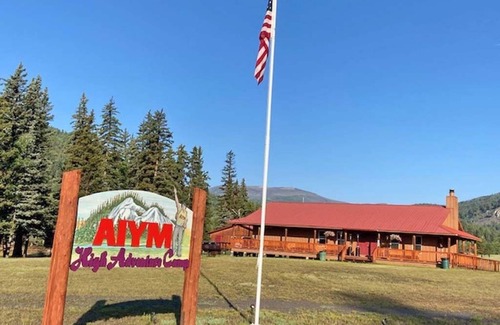 Alamosa Cabina | AIYM Camp Riverfront Duplex Cabin, Alamosa Canyon!