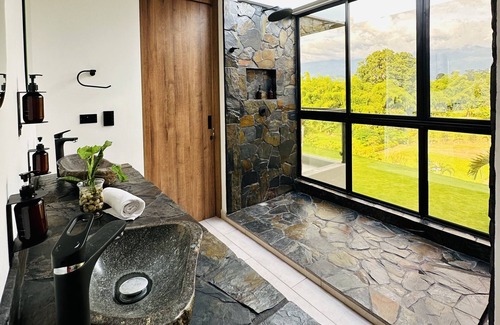 Armenia Casa | Akanachi Luxury Home - Piscina y jacuzzi privado en el eje cafetero colombiano.