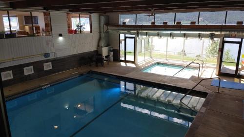 East Kootenay Complejo | Akiskinook Beach Resort - 1 Br Condo - Rec Center - Indoor Pool, Hot Tub, Squash, Basketball Courts