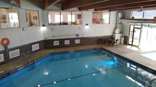 East Kootenay Complejo | Akiskinook Beach Resort - 1 Br Condo - Rec Center - Indoor Pool, Hot Tub, Squash, Basketball Courts