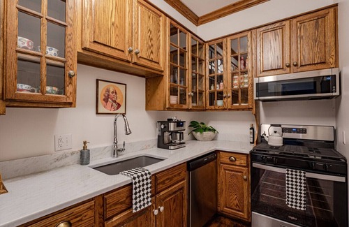 Highland Square Casa | Akron's Werner House: Historic 4 Bedroom Luxury