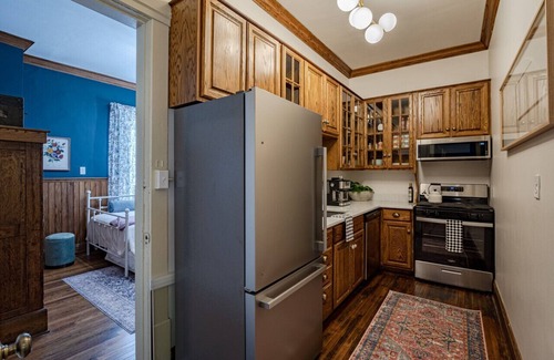 Highland Square Casa | Akron's Werner House: Historic 4 Bedroom Luxury