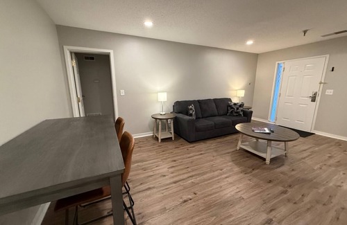 South Central Omaha Apartamento | Aksarben 2 Bedroom-Close to I80