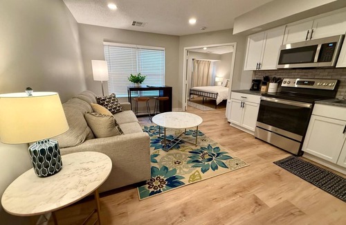 South Central Omaha Apartamento | Aksarben living- NEW-step free entrance- parking