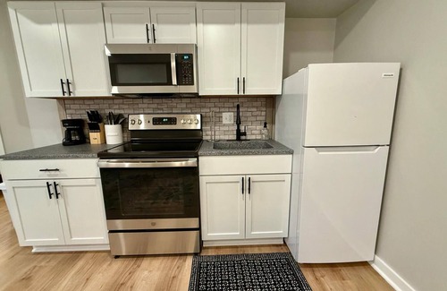 South Central Omaha Apartamento | Aksarben living- NEW-step free entrance- parking