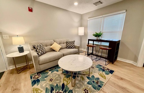 South Central Omaha Apartamento | Aksarben living- NEW-step free entrance- parking