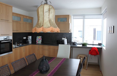 Akureyri Apartamento | Akureyri - hermosa, totalmente equipada con vistas a la montaña
