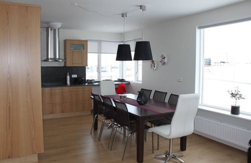 Akureyri Apartamento | Akureyri - hermosa, totalmente equipada con vistas a la montaña