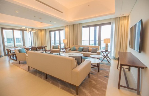 Al Kubus Apartamento | Al Aqah Luxury Apartment w/ Sea Views at Address Residences
