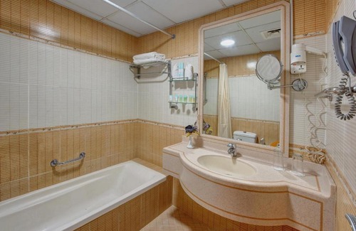 Al Qasimia Apartamento | Al Bustan Tower Hotel Suites