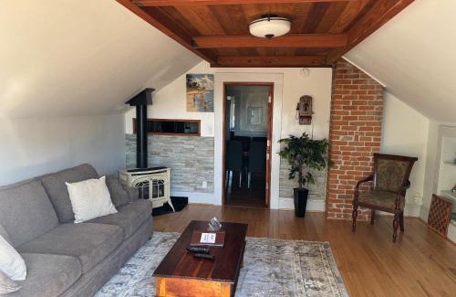 Alameda Apartamento | Alameda 3BR Penthouse 2 blocks to downtown 3 blocks to the beach AC and 2 free parking spaces