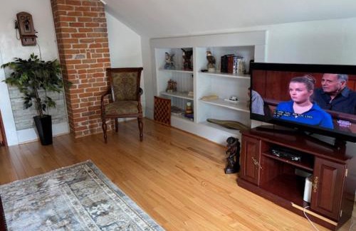Alameda Apartamento | Alameda 3BR Penthouse 2 blocks to downtown 3 blocks to the beach AC and 2 free parking spaces