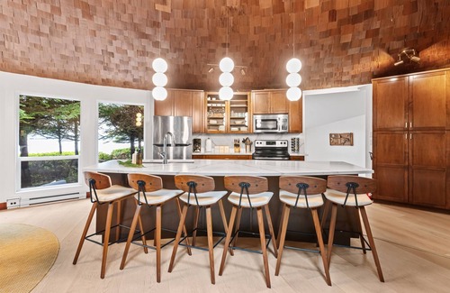 Tofino Casa | Alaqua on the Beach-Chesterman, Surf, Hot tub, Pet