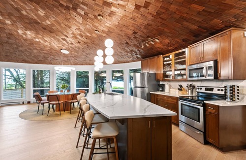 Tofino Casa | Alaqua on the Beach-Chesterman, Surf, Hot tub, Pet