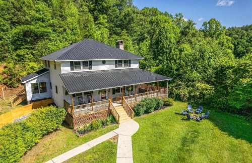 Bryson City Casa | Alarka Creek Farmhouse