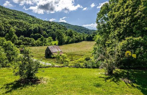 Bryson City Casa | Alarka Creek Farmhouse