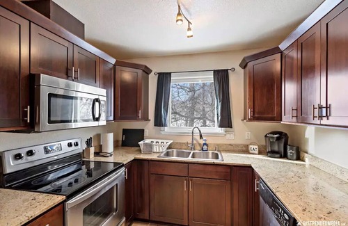 Downtown Anchorage Casa | Alaska Townhouse Getaway: Anchorage Cozy Retreat - Close to Downtown