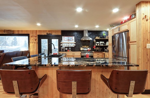 Sand Lake Casa | Alaskan 2300 sq ft Modern Cabin Hotel Like home with Hot Tub