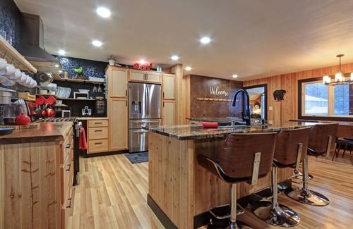 Sand Lake Casa | Alaskan 2300 sq ft Modern Cabin Hotel Like home with Hot Tub