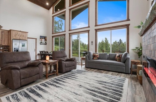 Palmer Casa | Alaskan White Christmas: Snow, Hot Tub & Magic!