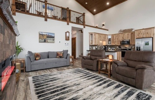 Palmer Casa | Alaskan White Christmas: Snow, Hot Tub & Magic!