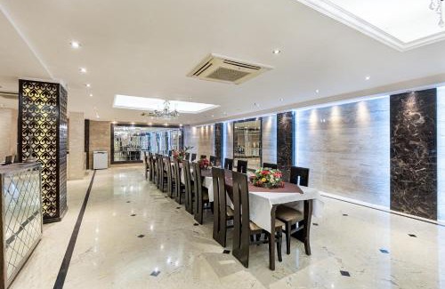 Karol Bagh Hotel | Alaya Stays Hotel Emperor Palms