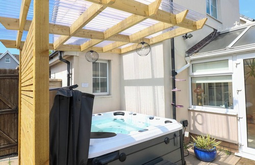 Llanelli Cabaña | ALBAN ROAD, pet friendly, with hot tub in Llanelli