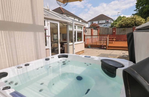 Llanelli Cabaña | ALBAN ROAD, pet friendly, with hot tub in Llanelli