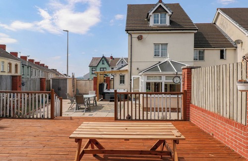 Llanelli Cabaña | ALBAN ROAD, pet friendly, with hot tub in Llanelli