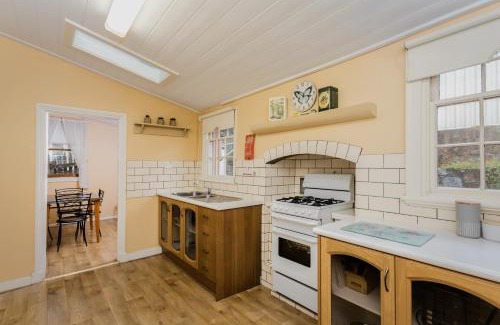 Albany Casa | Albany Historic Cottage by the BnB Collection