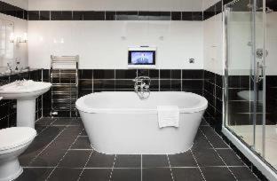 New Town Hotel | Albany Hotel