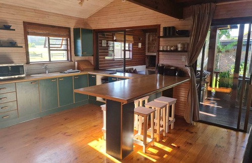 Jeffreys Bay Casa | Albatross log home - 5 min to pristine surfing beaches