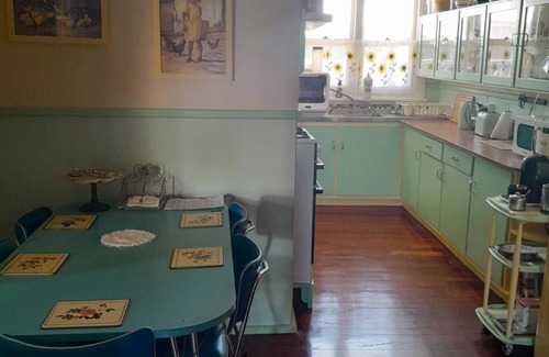 South Bunbury Cabaña | Albert Road Cottage: Comfy, vintage home near water & town